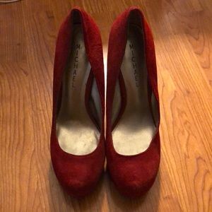 5 inch red pumps